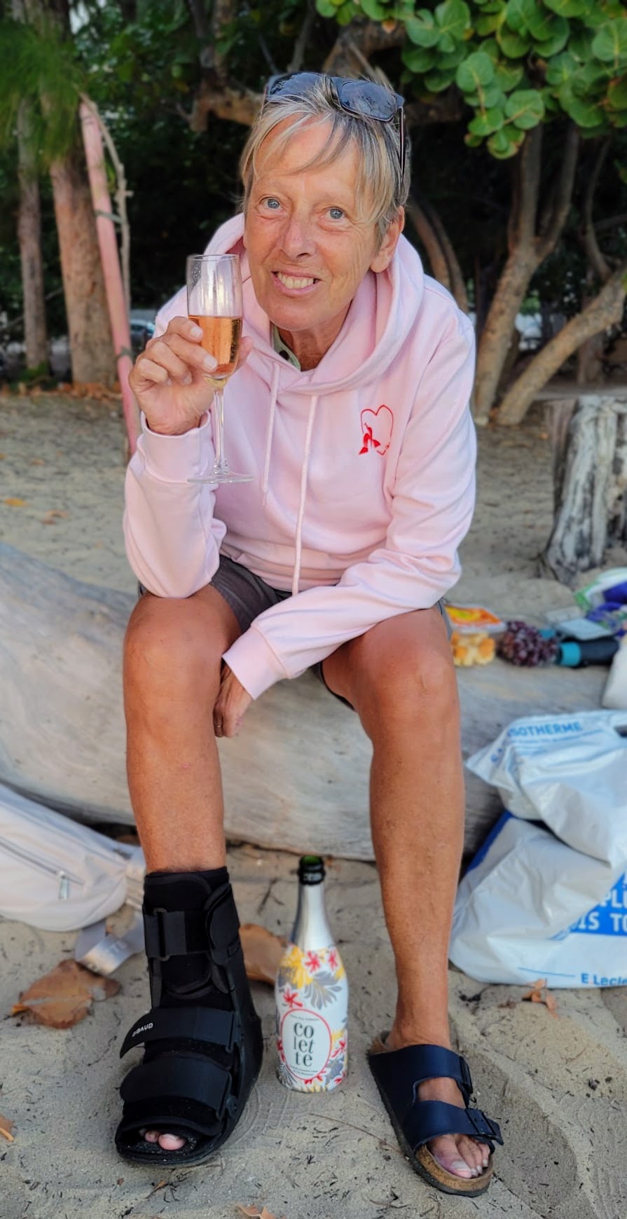 Un verre à la main, une botte au pied !